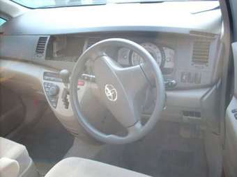 2005 Toyota Isis Pictures