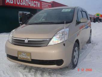 2005 Toyota Isis Photos
