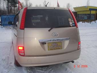 2005 Toyota Isis Photos