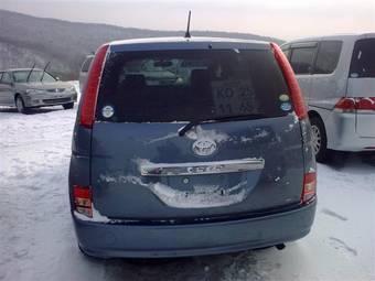 2005 Toyota Isis Pictures