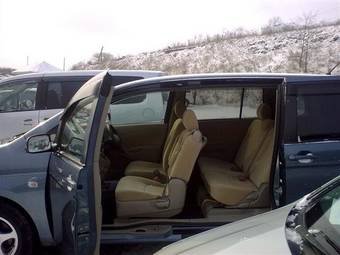 2005 Toyota Isis Pictures