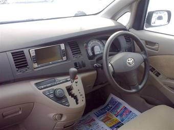 2005 Toyota Isis Pictures