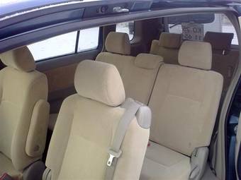 2005 Toyota Isis Photos