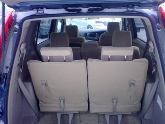 2005 Toyota Isis Photos