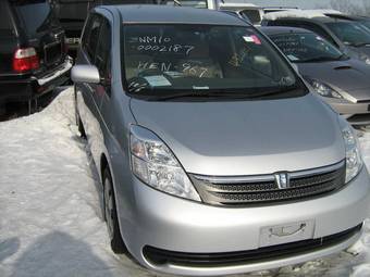 2005 Toyota Isis Photos