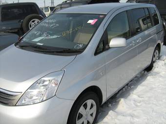 2005 Toyota Isis Photos