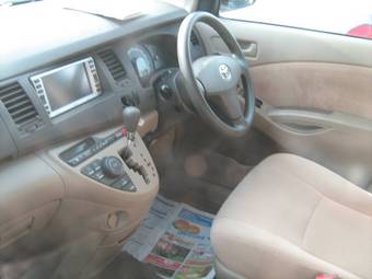 2005 Toyota Isis Pictures