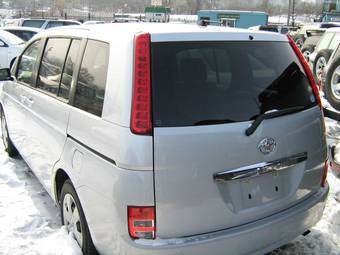 2005 Toyota Isis Photos