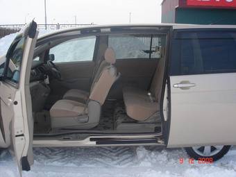 2005 Toyota Isis Photos