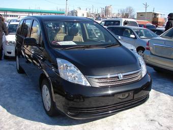 2005 Toyota Isis Pictures