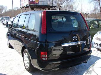 2005 Toyota Isis Pictures