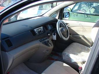 2005 Toyota Isis Photos