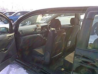 2005 Toyota Isis Pictures