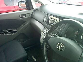 2005 Toyota Isis Photos