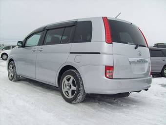 2005 Toyota Isis Images