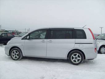 2005 Toyota Isis Pictures