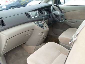 2005 Toyota Isis Pictures