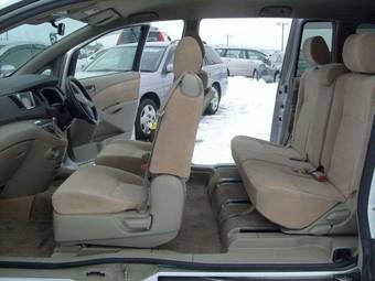2005 Toyota Isis Pictures