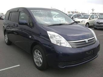2005 Toyota Isis Pictures