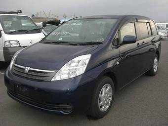 2005 Toyota Isis Photos