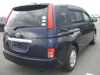 2005 Toyota Isis Photos