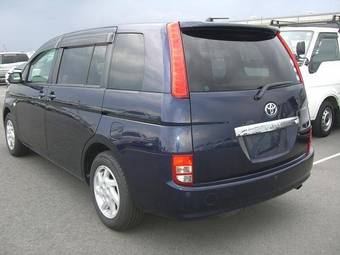 2005 Toyota Isis Pictures