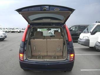 2005 Toyota Isis Images