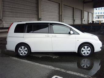 2005 Toyota Isis Photos
