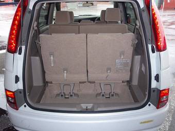 2005 Toyota Isis Pictures