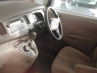 2005 Toyota Isis Pictures
