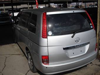 2005 Toyota Isis Photos