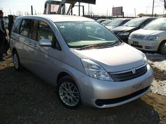 2005 Toyota Isis Pics