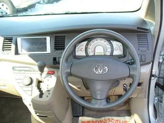 2005 Toyota Isis Images