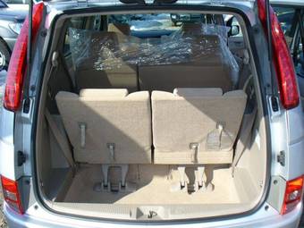 2005 Toyota Isis Pictures