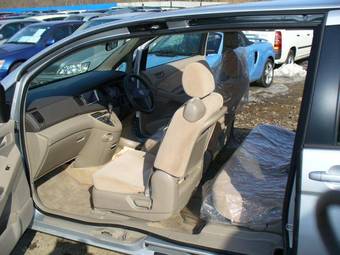 2005 Toyota Isis Pics