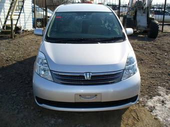 2005 Toyota Isis Pictures