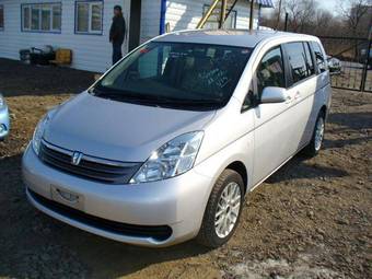 2005 Toyota Isis Pictures