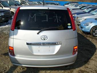 2005 Toyota Isis Pictures
