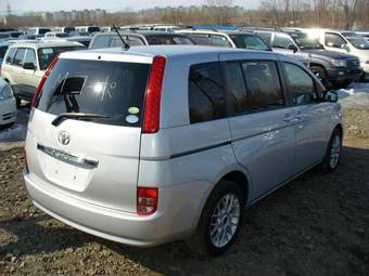 2005 Toyota Isis Photos