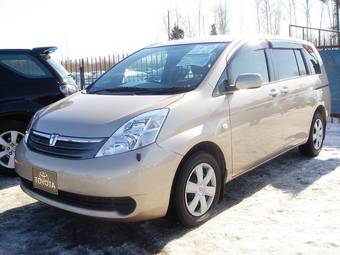 2005 Toyota Isis Photos