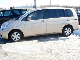 2005 Toyota Isis Pictures