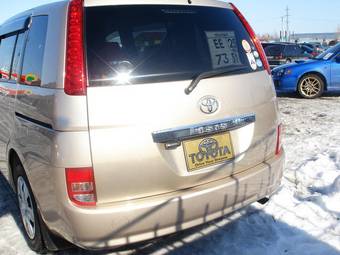 2005 Toyota Isis Photos