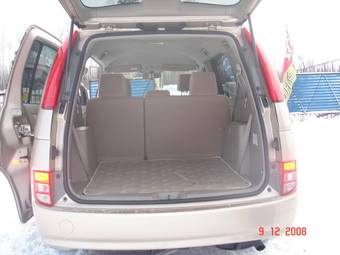 2005 Toyota Isis Images