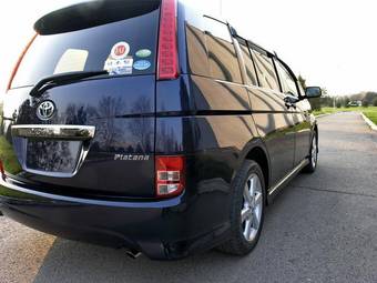 2005 Toyota Isis Photos