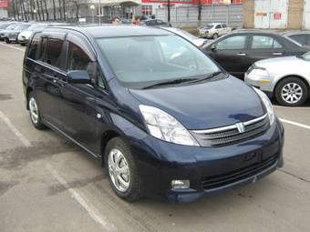 2005 Toyota Isis Pictures