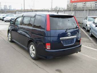 2005 Toyota Isis Pictures