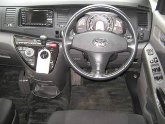 2005 Toyota Isis Photos