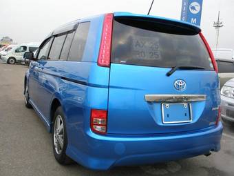 2005 Toyota Isis Pictures