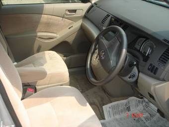 2005 Toyota Isis Pictures