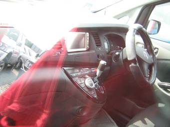 2005 Toyota Isis Pictures